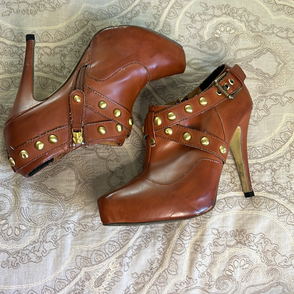 Brown bootie with good detail. 3.5” heel+ 1” platform sole. Size 8